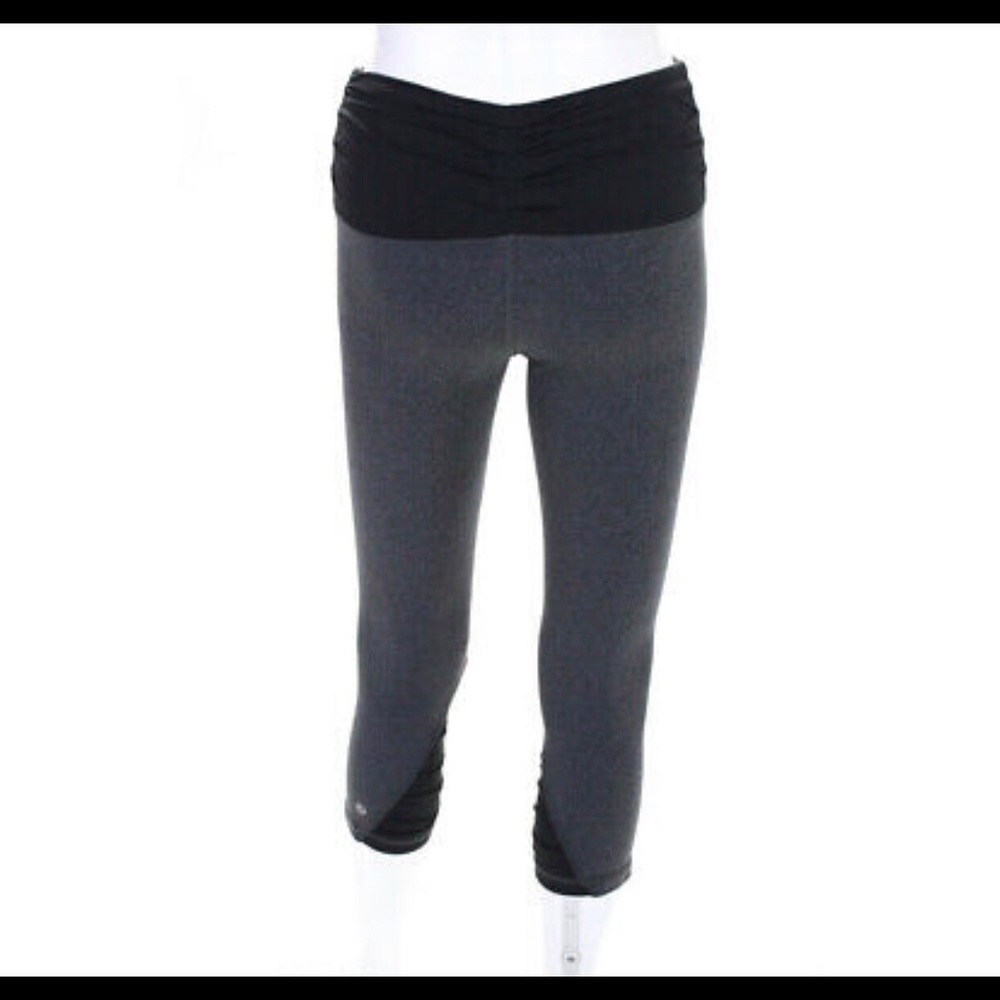Lululemon ruched grey & black capris size 4 - Picture 2 of 6